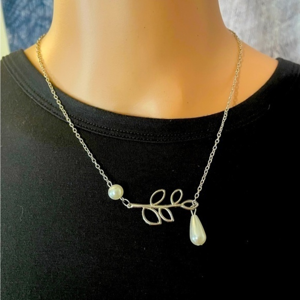 PEARL AND LEAF BRANCH NECKLACE Hanging Charm Silver Tone Chain​